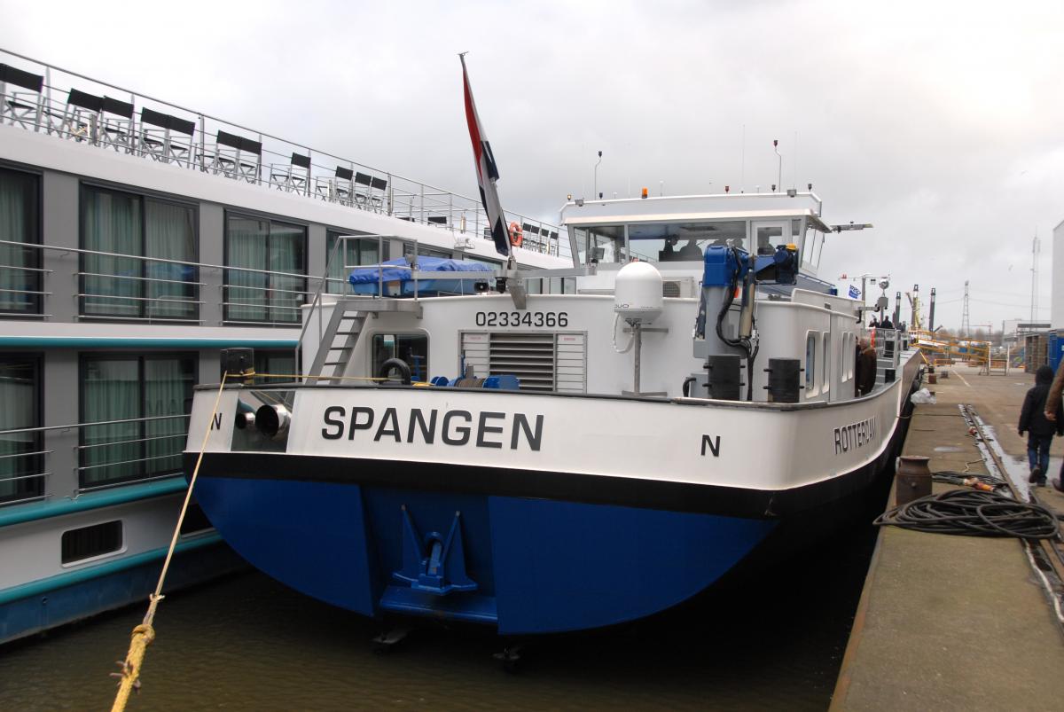 MTS SPANGEN|BREKO Mts Spangen met rijncruiser Alina langszij